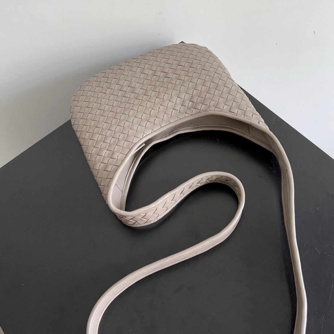 B.v 🆕Veneto crossbody bag small The new Veneto cross-body bag is named after the Veneto region where Venice is located - Image 2