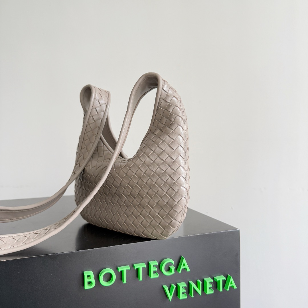 B.v 🆕Veneto crossbody bag small The new Veneto cross-body bag is named after the Veneto region where Venice is located - Image 3