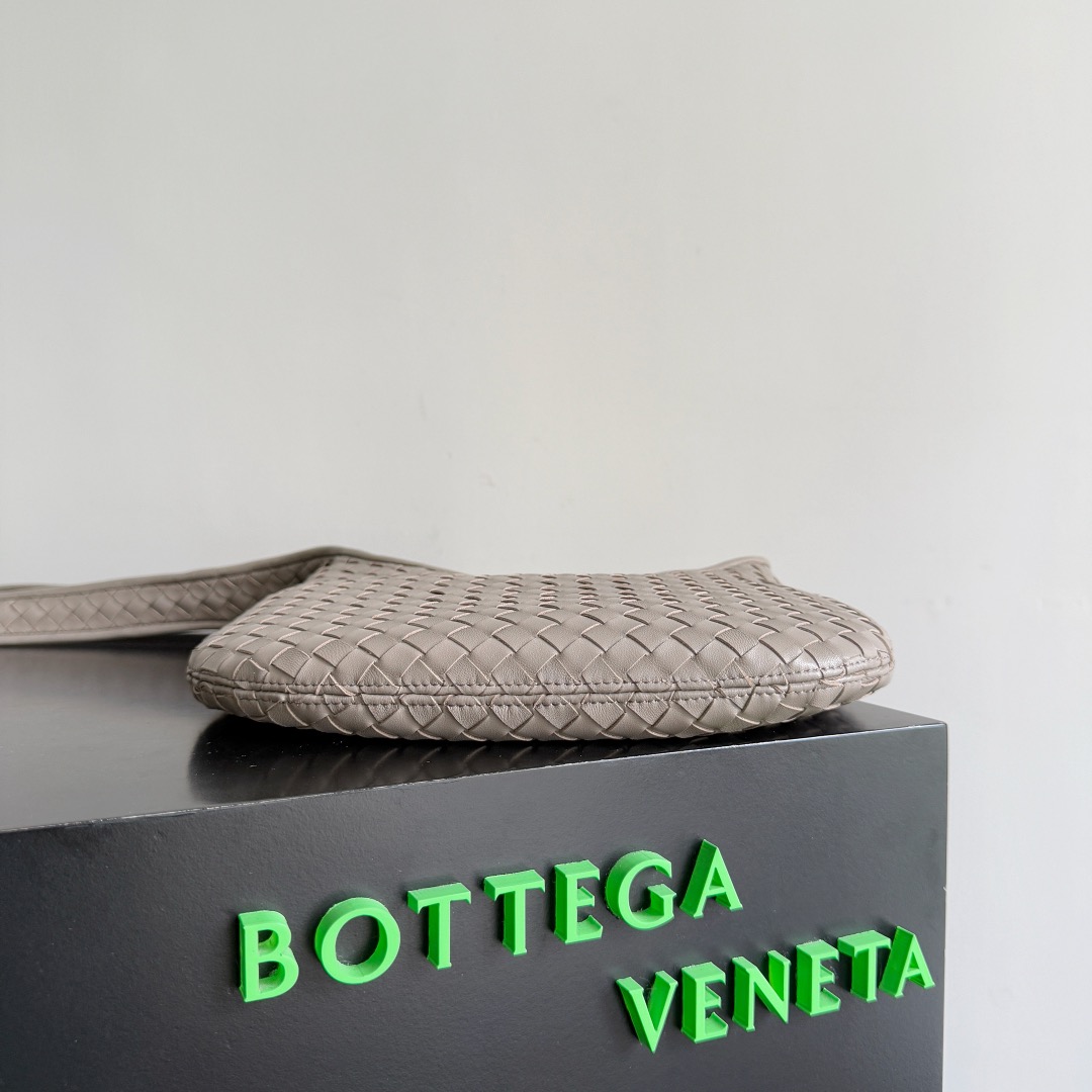 B.v 🆕Veneto crossbody bag small The new Veneto cross-body bag is named after the Veneto region where Venice is located - Image 4