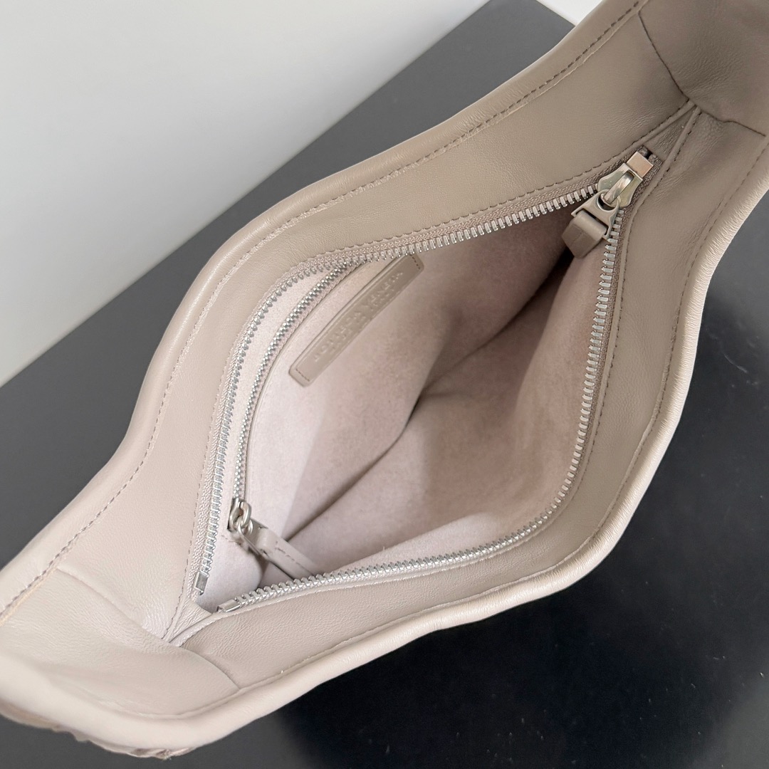 B.v 🆕Veneto crossbody bag small The new Veneto cross-body bag is named after the Veneto region where Venice is located - Image 5