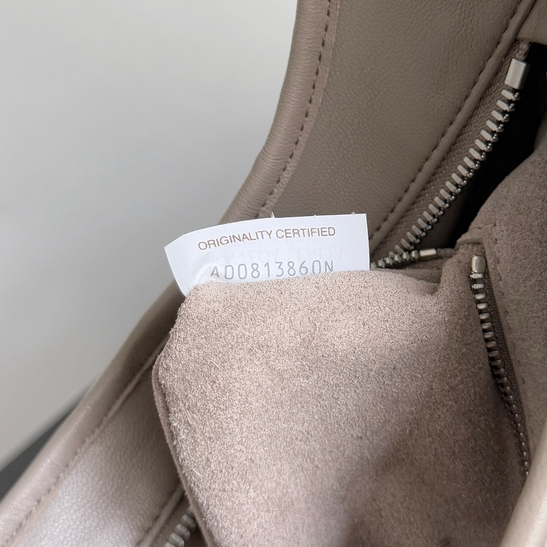 B.v 🆕Veneto crossbody bag small The new Veneto cross-body bag is named after the Veneto region where Venice is located - Image 8