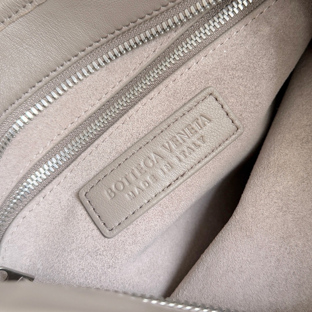B.v 🆕Veneto crossbody bag small The new Veneto cross-body bag is named after the Veneto region where Venice is located - Image 9