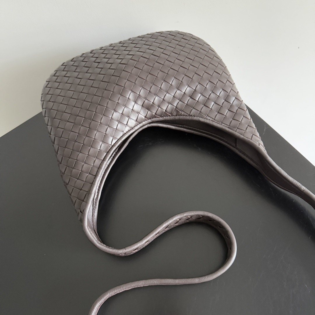 B.v 🆕Veneto crossbody bag small The new Veneto cross-body bag is named after the Veneto region where Venice is located - Image 2