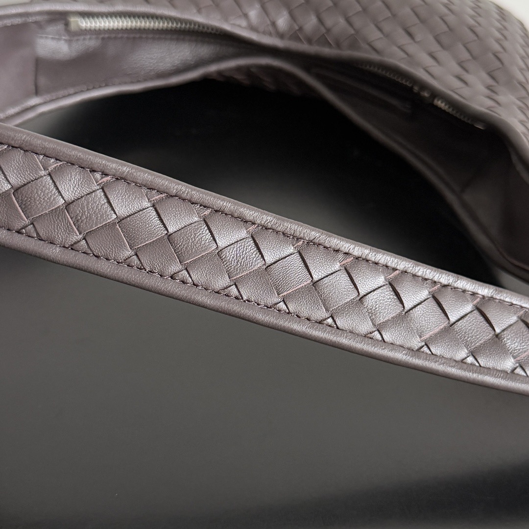 B.v 🆕Veneto crossbody bag small The new Veneto cross-body bag is named after the Veneto region where Venice is located - Image 6