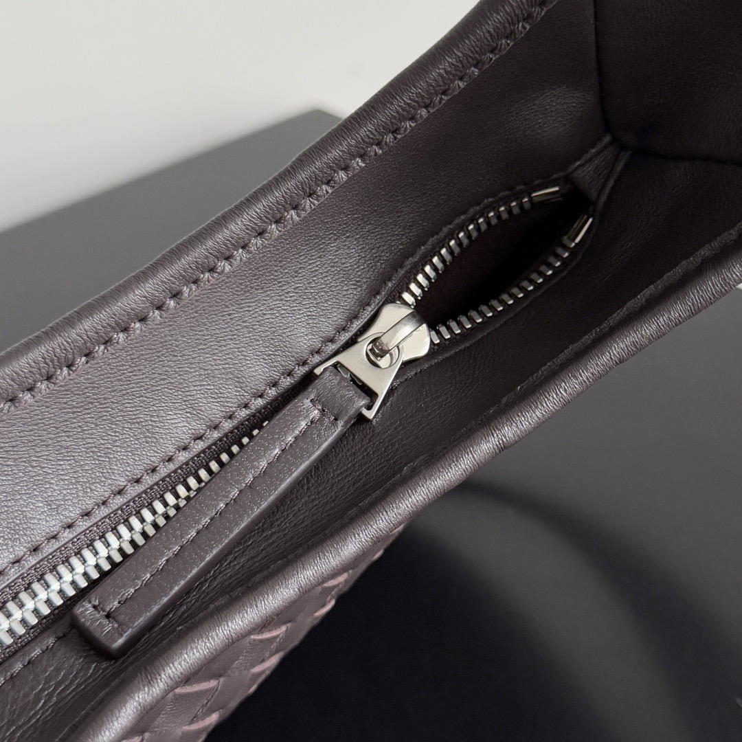 B.v 🆕Veneto crossbody bag small The new Veneto cross-body bag is named after the Veneto region where Venice is located - Image 7