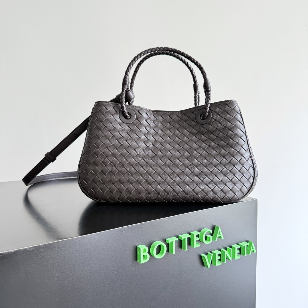 B.v 25π Basket bag Inspired by the classic bag design in 2002, it has a grand and elegant temperament