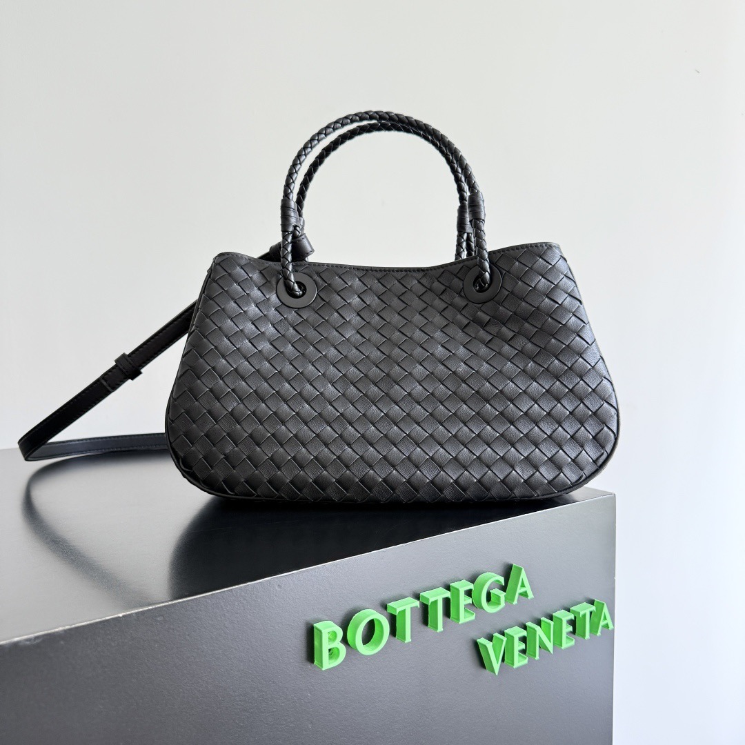 B.v 25🆕 Basket bag Inspired by the classic bag design in 2002, it has a grand and elegant temperament
