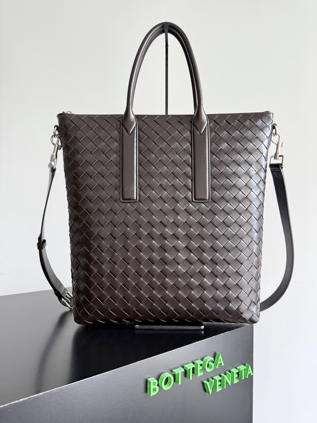B.v 🆕Woven zipper vertical tote handbag Breaking the traditional bag shape and using a vertical version to create a briefcase-shaped design, it has an elegant outline while maintaining the practicality and professionalism that a briefcase should have, ensuring that the entire bag will not easily deform or collapse during use
