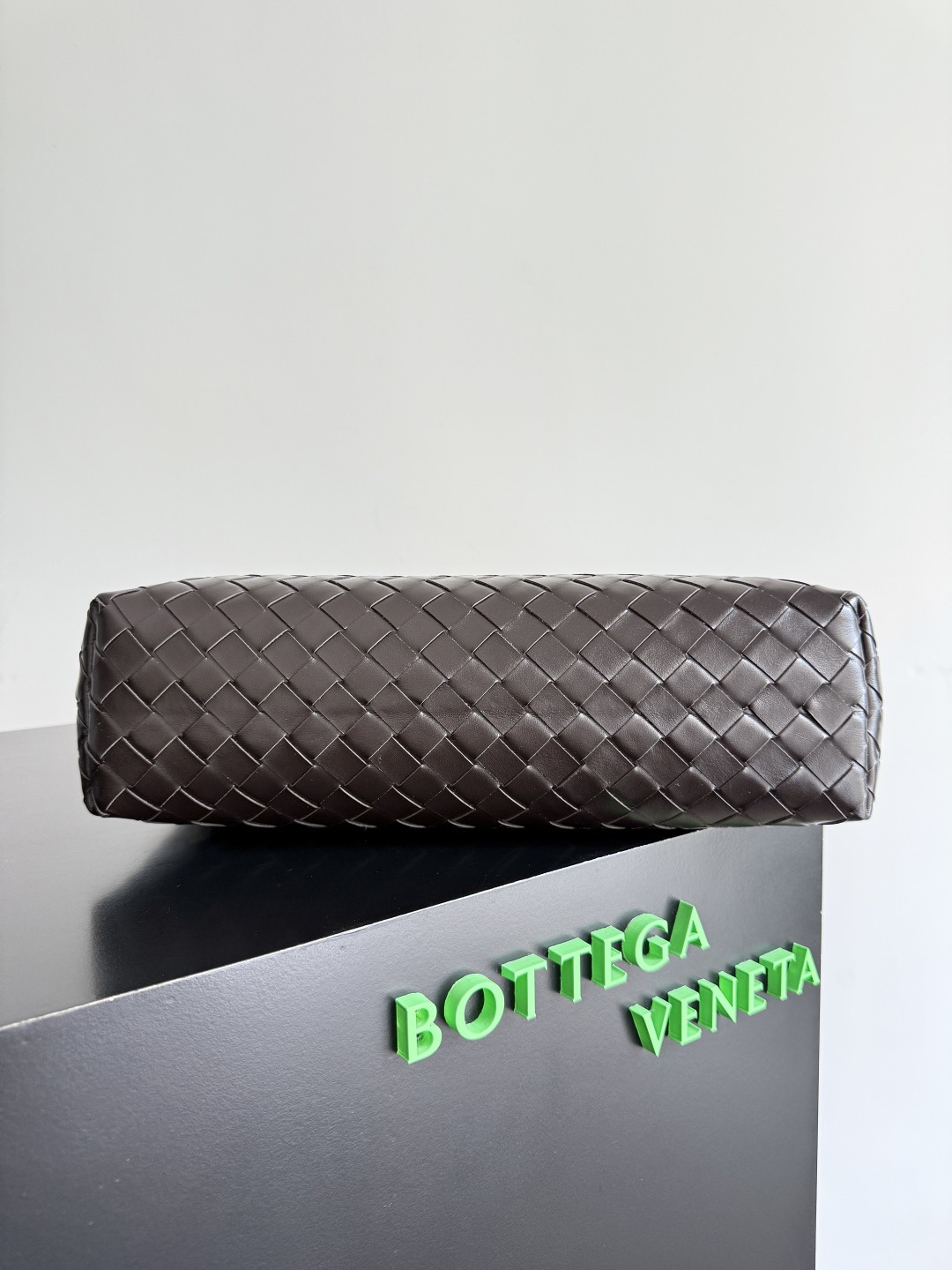 B.v 🆕Woven zipper vertical tote handbag Breaking the traditional bag shape and using a vertical version to create a briefcase-shaped design, it has an elegant outline while maintaining the practicality and professionalism that a briefcase should have, ensuring that the entire bag will not easily deform or collapse during use - Image 4