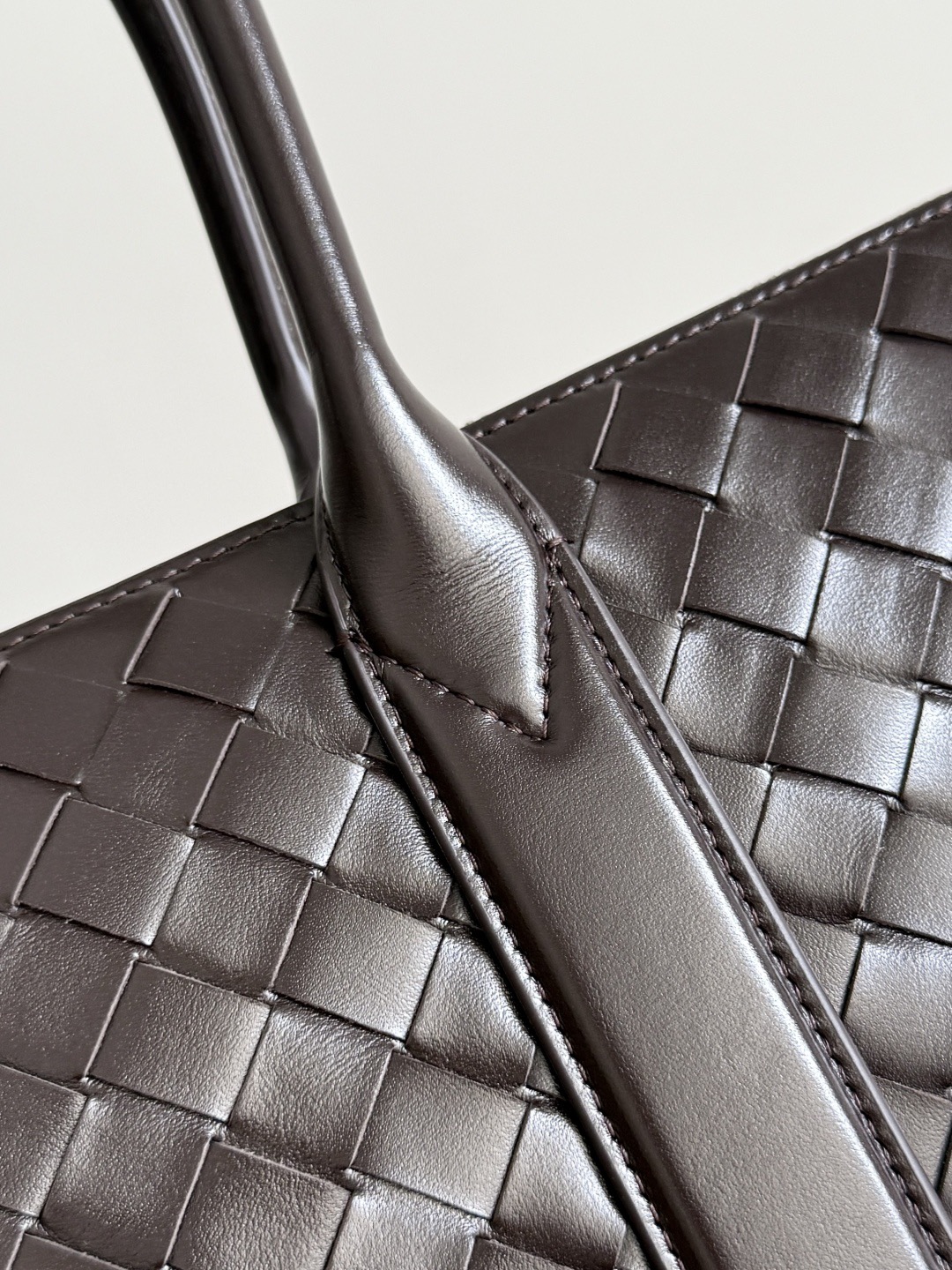 B.v 🆕Woven zipper vertical tote handbag Breaking the traditional bag shape and using a vertical version to create a briefcase-shaped design, it has an elegant outline while maintaining the practicality and professionalism that a briefcase should have, ensuring that the entire bag will not easily deform or collapse during use - Image 6