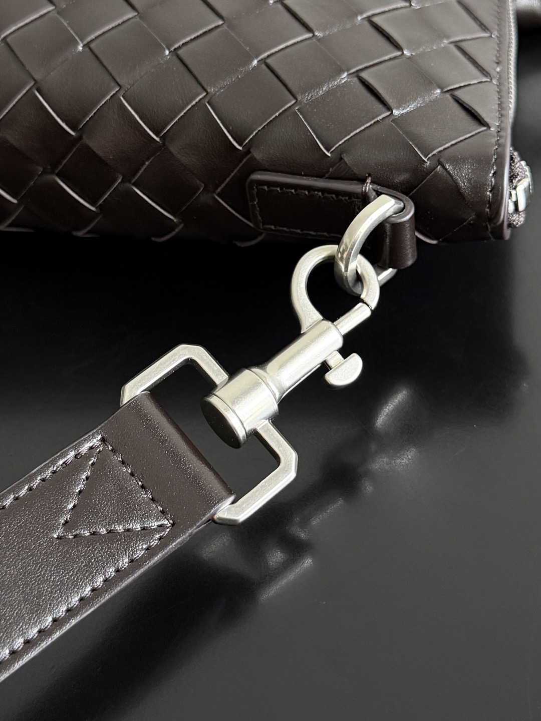 B.v 🆕Woven zipper vertical tote handbag Breaking the traditional bag shape and using a vertical version to create a briefcase-shaped design, it has an elegant outline while maintaining the practicality and professionalism that a briefcase should have, ensuring that the entire bag will not easily deform or collapse during use - Image 7