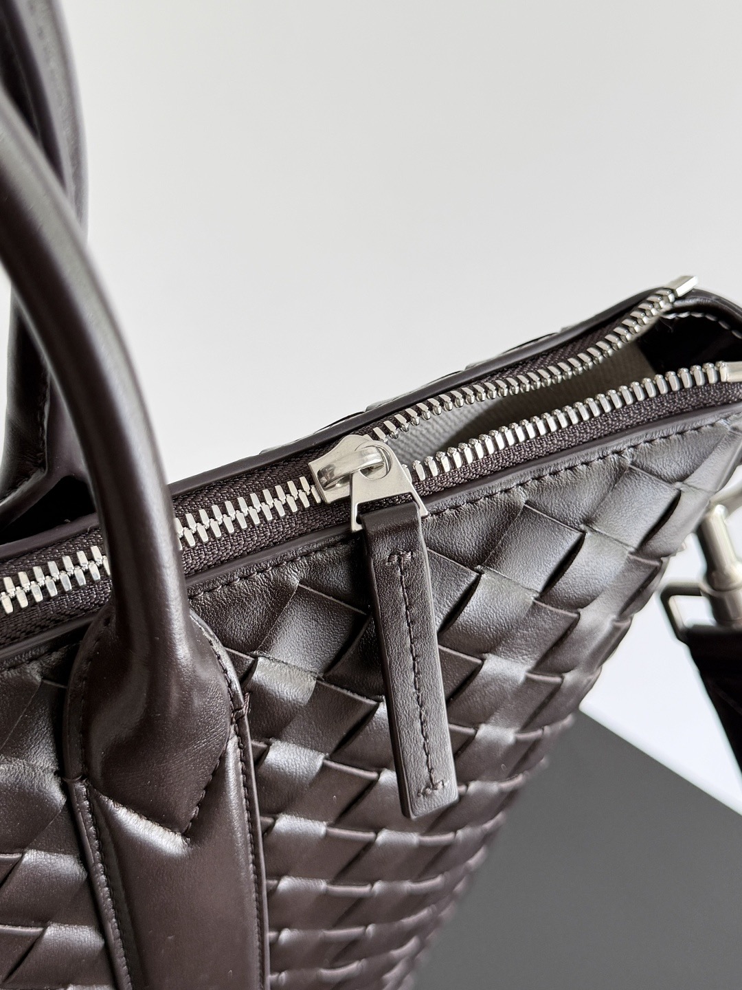 B.v 🆕Woven zipper vertical tote handbag Breaking the traditional bag shape and using a vertical version to create a briefcase-shaped design, it has an elegant outline while maintaining the practicality and professionalism that a briefcase should have, ensuring that the entire bag will not easily deform or collapse during use - Image 8
