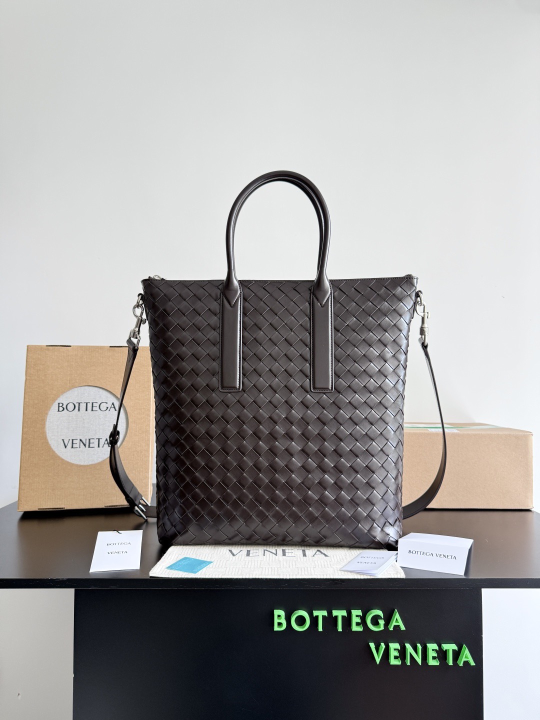 B.v 🆕Woven zipper vertical tote handbag Breaking the traditional bag shape and using a vertical version to create a briefcase-shaped design, it has an elegant outline while maintaining the practicality and professionalism that a briefcase should have, ensuring that the entire bag will not easily deform or collapse during use - Image 10