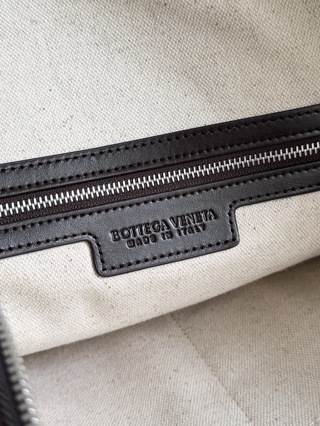 B.v 🆕Woven zipper vertical tote handbag Breaking the traditional bag shape and using a vertical version to create a briefcase-shaped design, it has an elegant outline while maintaining the practicality and professionalism that a briefcase should have, ensuring that the entire bag will not easily deform or collapse during use - Image 9
