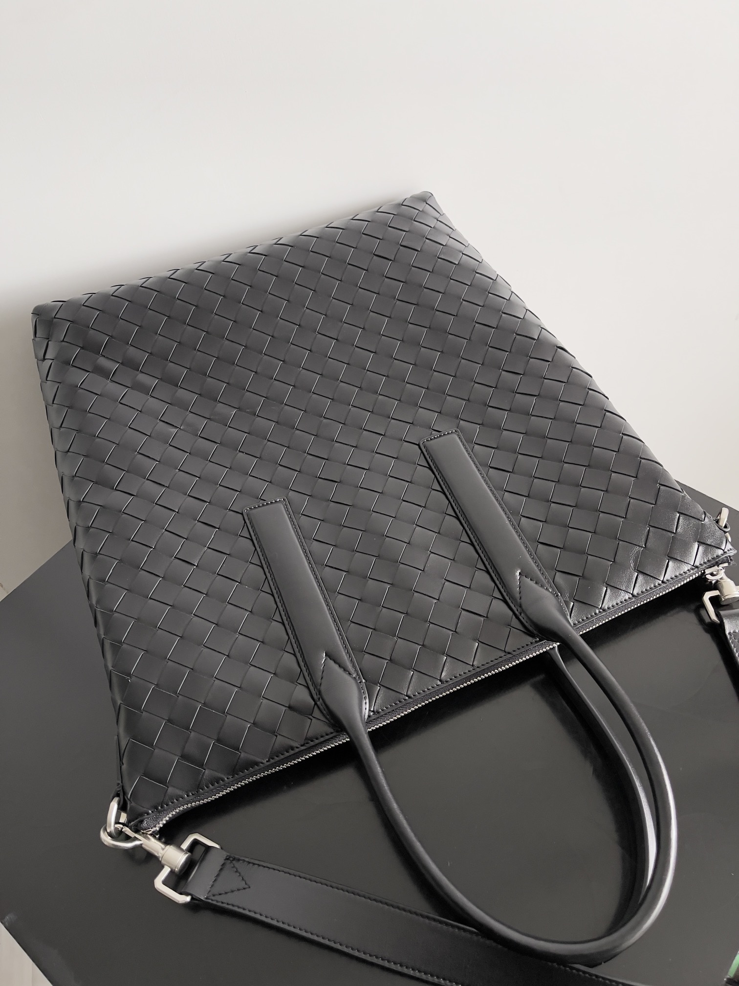 B.v 🆕Woven zipper vertical tote handbag Breaking the traditional bag shape and using a vertical version to create a briefcase-shaped design, it has an elegant outline while maintaining the practicality and professionalism that a briefcase should have, ensuring that the entire bag will not easily deform or collapse during use - Image 2