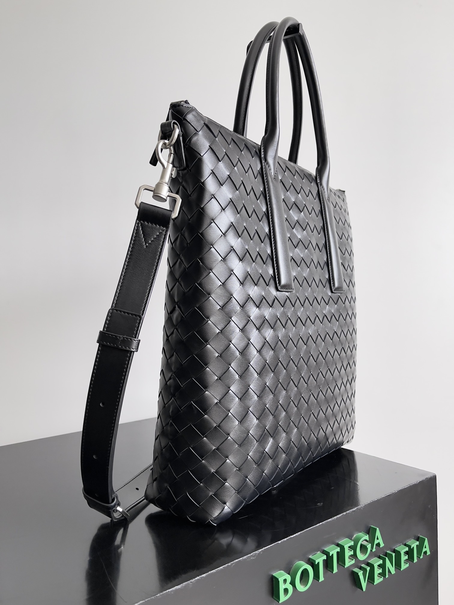 B.v 🆕Woven zipper vertical tote handbag Breaking the traditional bag shape and using a vertical version to create a briefcase-shaped design, it has an elegant outline while maintaining the practicality and professionalism that a briefcase should have, ensuring that the entire bag will not easily deform or collapse during use - Image 3