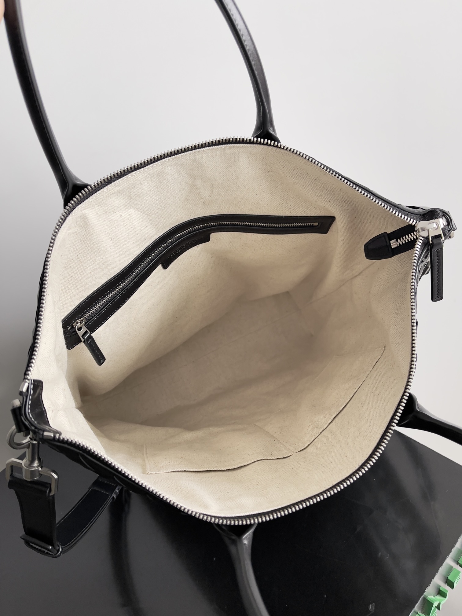 B.v 🆕Woven zipper vertical tote handbag Breaking the traditional bag shape and using a vertical version to create a briefcase-shaped design, it has an elegant outline while maintaining the practicality and professionalism that a briefcase should have, ensuring that the entire bag will not easily deform or collapse during use - Image 5