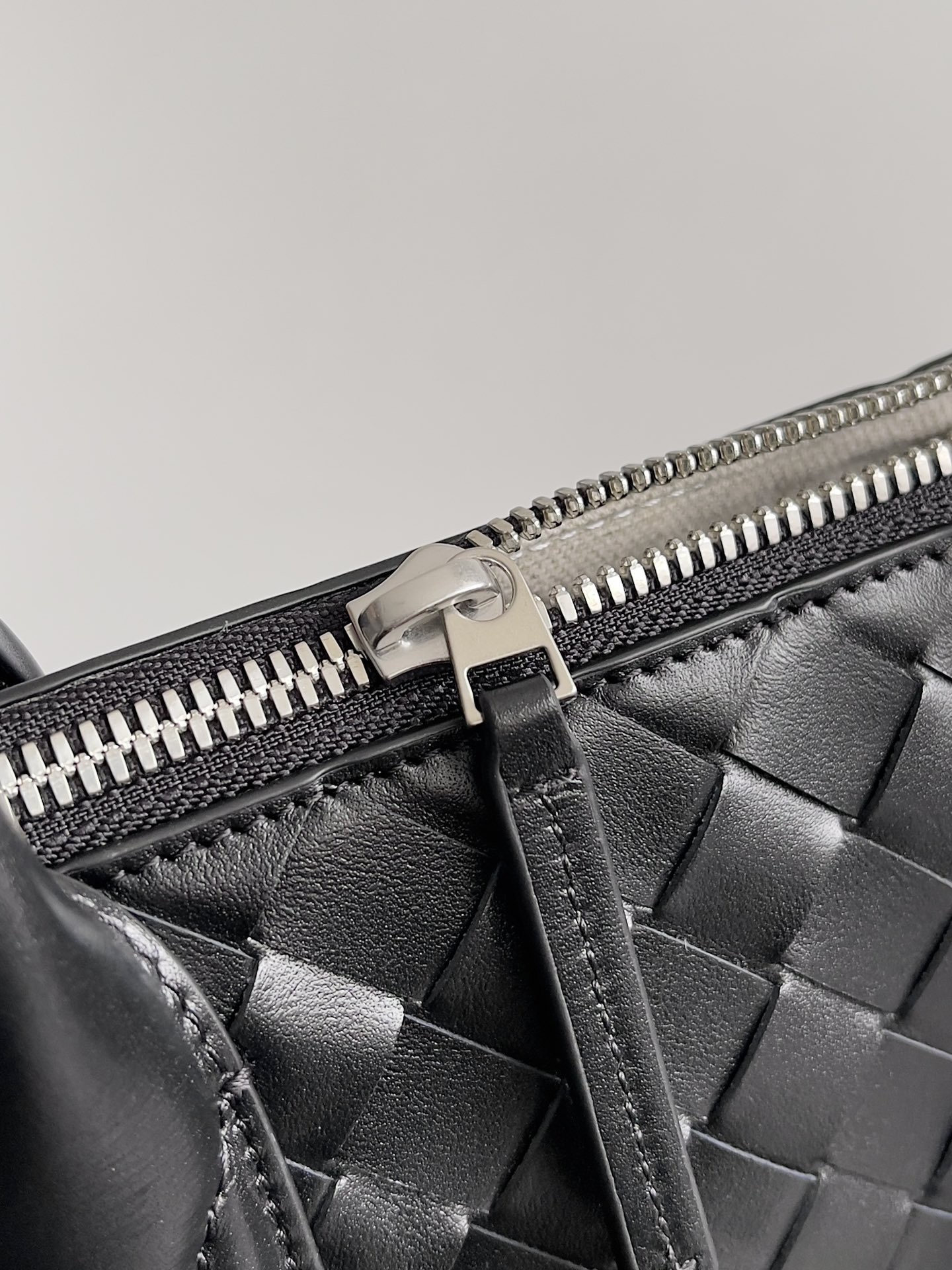 B.v 🆕Woven zipper vertical tote handbag Breaking the traditional bag shape and using a vertical version to create a briefcase-shaped design, it has an elegant outline while maintaining the practicality and professionalism that a briefcase should have, ensuring that the entire bag will not easily deform or collapse during use - Image 8