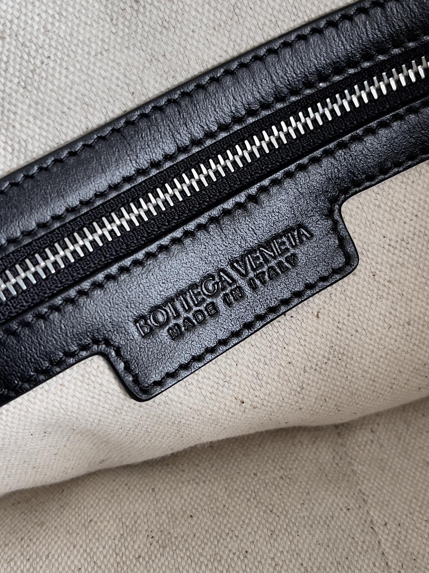 B.v 🆕Woven zipper vertical tote handbag Breaking the traditional bag shape and using a vertical version to create a briefcase-shaped design, it has an elegant outline while maintaining the practicality and professionalism that a briefcase should have, ensuring that the entire bag will not easily deform or collapse during use - Image 9