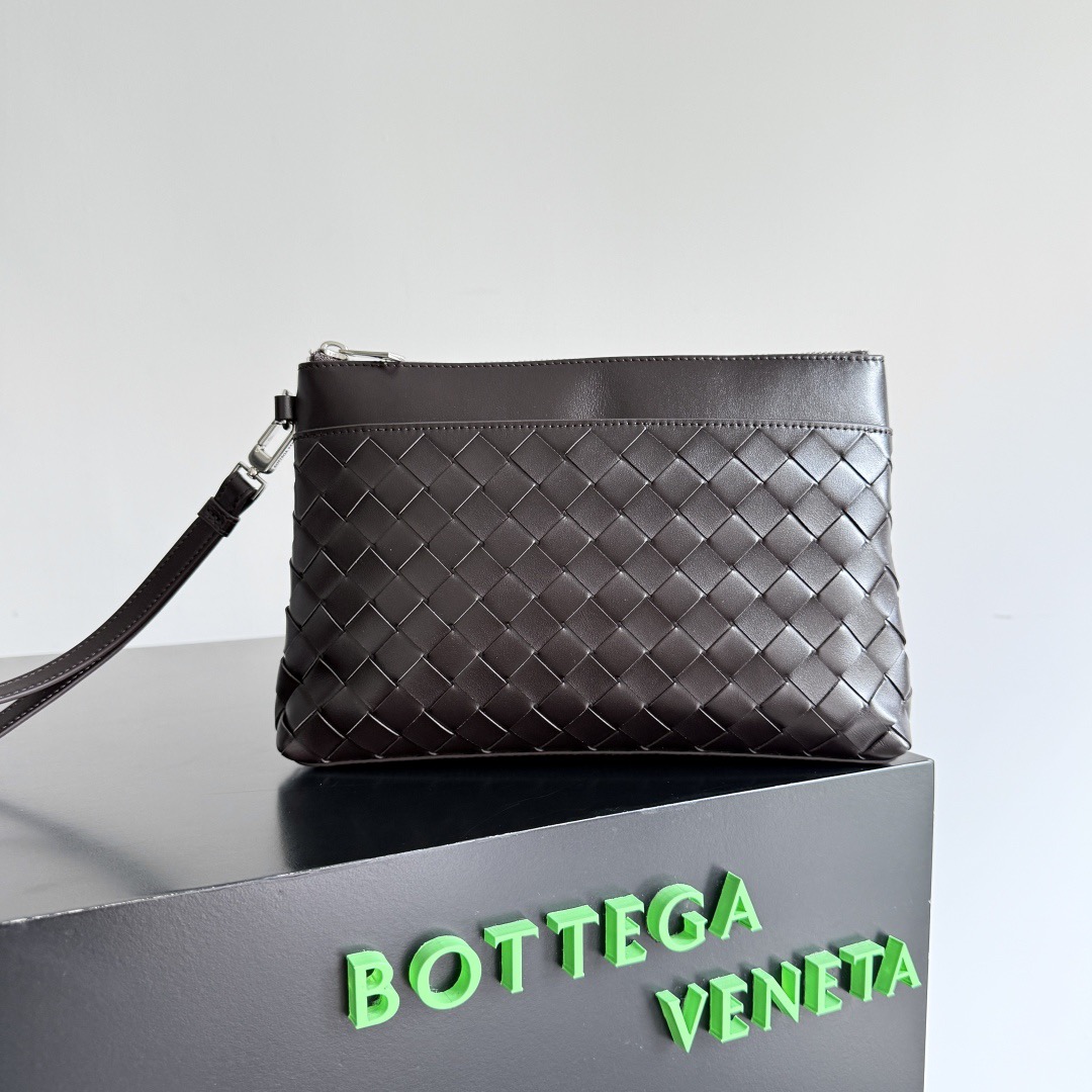 B.v Woven Prism Clutch Simple, low-key and luxurious, imported cowhide is hand-woven, with a widened bottom design and a detachable wrist strap