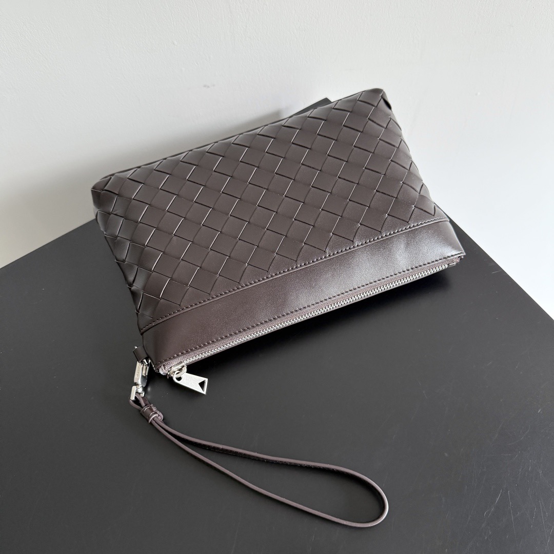 B.v Woven Prism Clutch Simple, low-key and luxurious, imported cowhide is hand-woven, with a widened bottom design and a detachable wrist strap - Image 2
