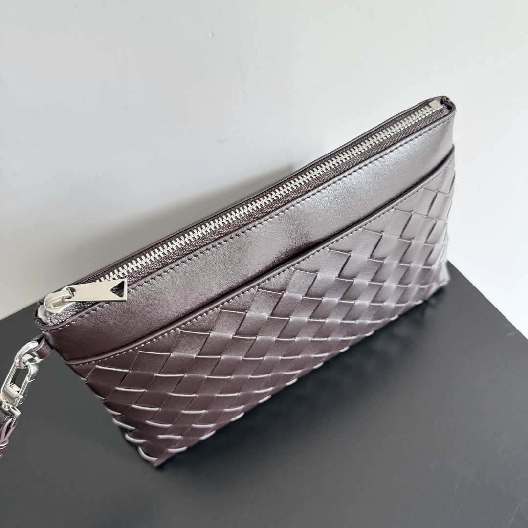 B.v Woven Prism Clutch Simple, low-key and luxurious, imported cowhide is hand-woven, with a widened bottom design and a detachable wrist strap - Image 3