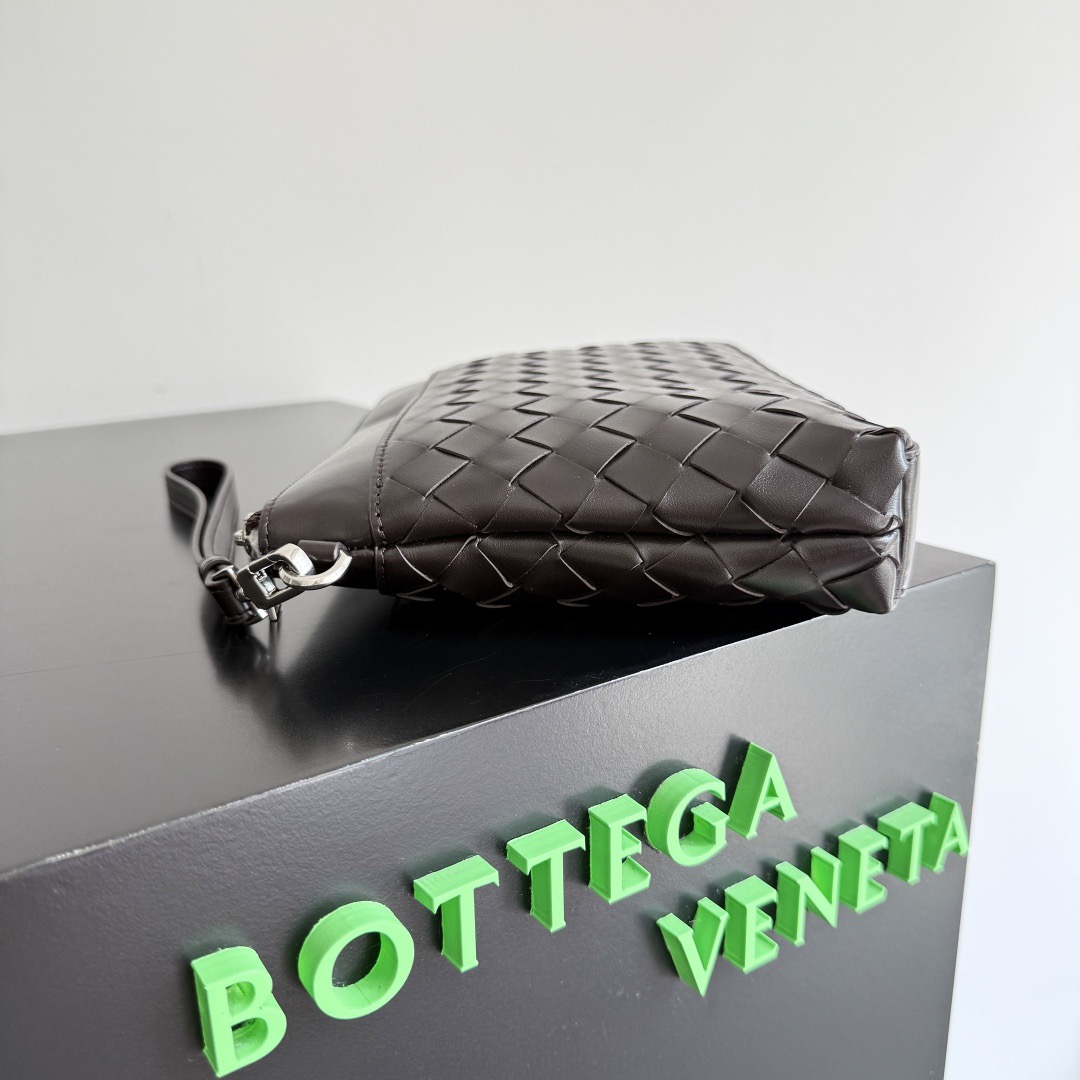 B.v Woven Prism Clutch Simple, low-key and luxurious, imported cowhide is hand-woven, with a widened bottom design and a detachable wrist strap - Image 4