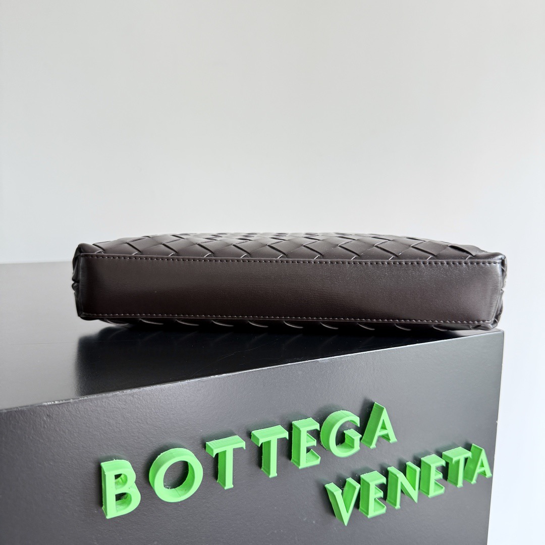B.v Woven Prism Clutch Simple, low-key and luxurious, imported cowhide is hand-woven, with a widened bottom design and a detachable wrist strap - Image 5