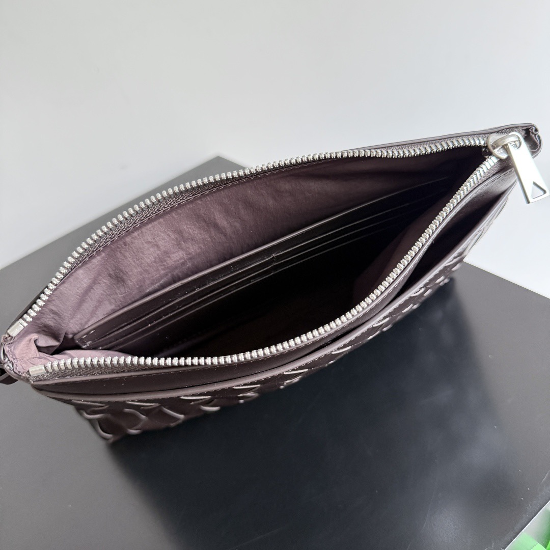 B.v Woven Prism Clutch Simple, low-key and luxurious, imported cowhide is hand-woven, with a widened bottom design and a detachable wrist strap - Image 6