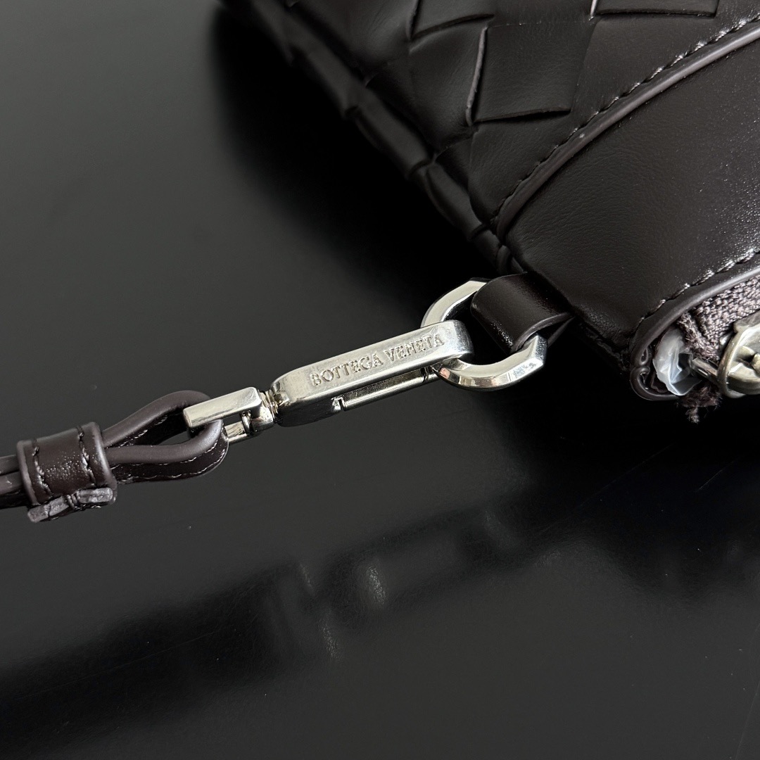 B.v Woven Prism Clutch Simple, low-key and luxurious, imported cowhide is hand-woven, with a widened bottom design and a detachable wrist strap - Image 7