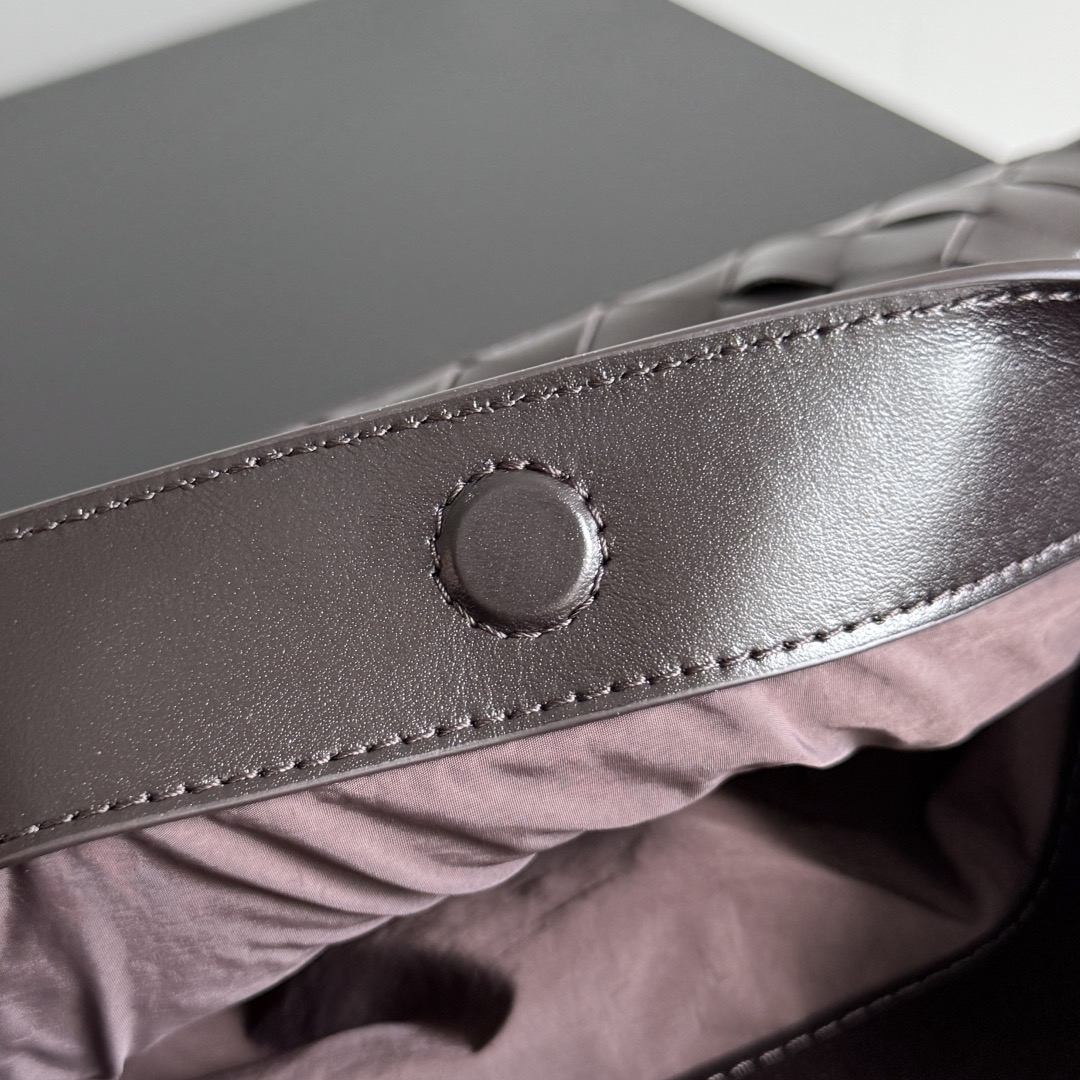 B.v Woven Prism Clutch Simple, low-key and luxurious, imported cowhide is hand-woven, with a widened bottom design and a detachable wrist strap - Image 8
