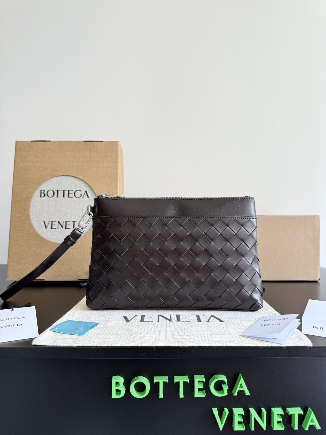 B.v Woven Prism Clutch Simple, low-key and luxurious, imported cowhide is hand-woven, with a widened bottom design and a detachable wrist strap - Image 10