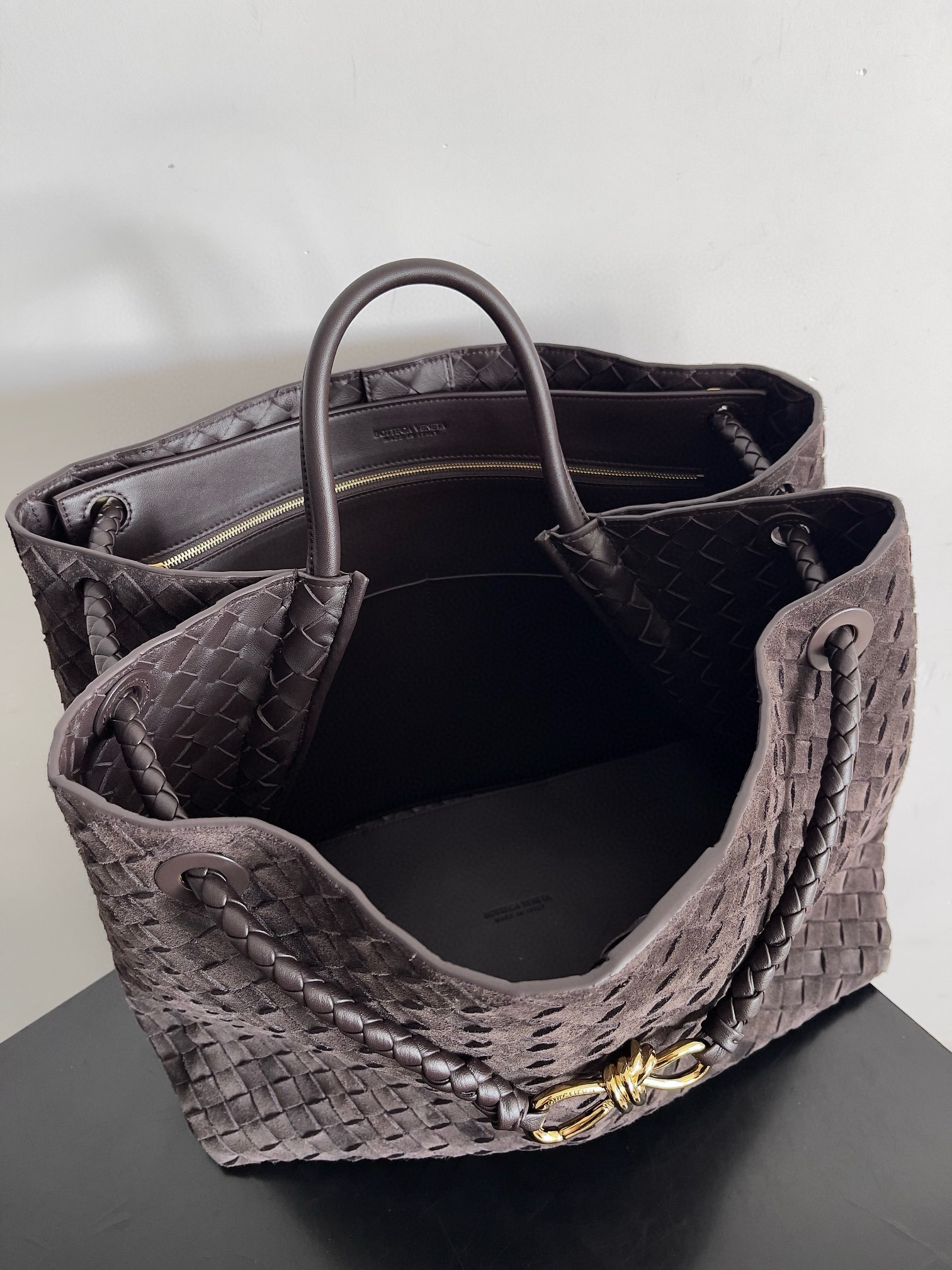 B.v hot new Large Andiamo This piece is a new interpretation of the iconic intrecciato weaving technique, highlighting the excellence of the Italian workshops "Andiamo" means "let's go!" in Italian, which pays tribute to the spirit of adventurous wandering and embodies the concept of dynamic craftsmanship - Image 4