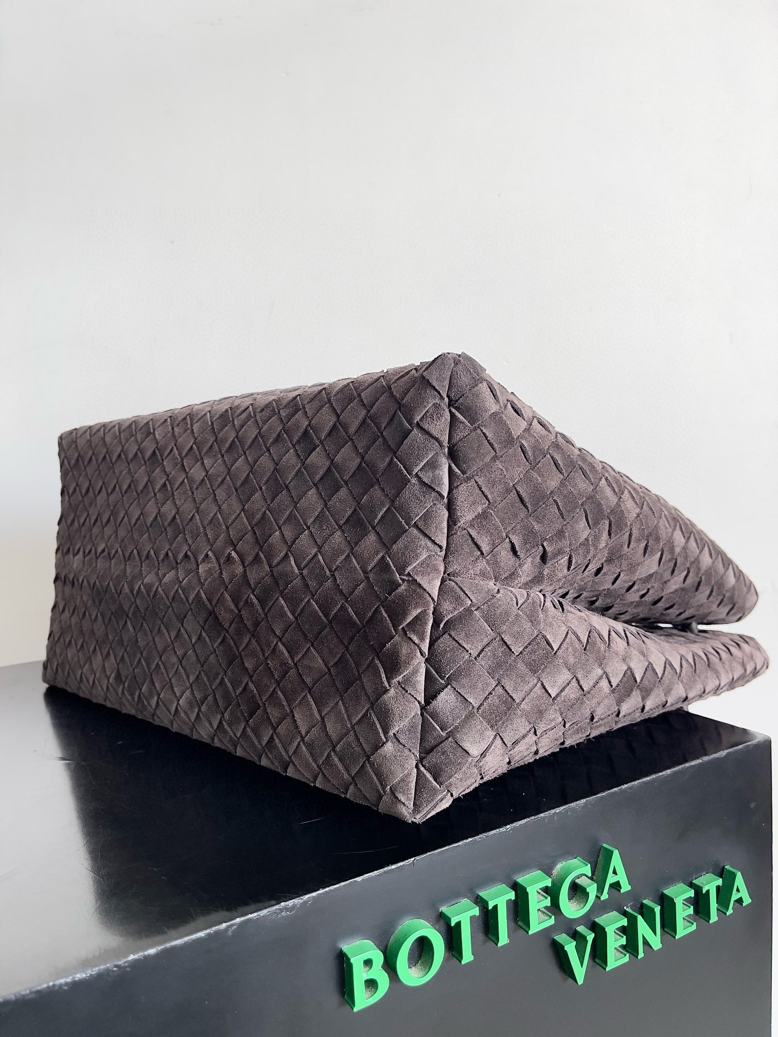 B.v hot new Large Andiamo This piece is a new interpretation of the iconic intrecciato weaving technique, highlighting the excellence of the Italian workshops "Andiamo" means "let's go!" in Italian, which pays tribute to the spirit of adventurous wandering and embodies the concept of dynamic craftsmanship - Image 5