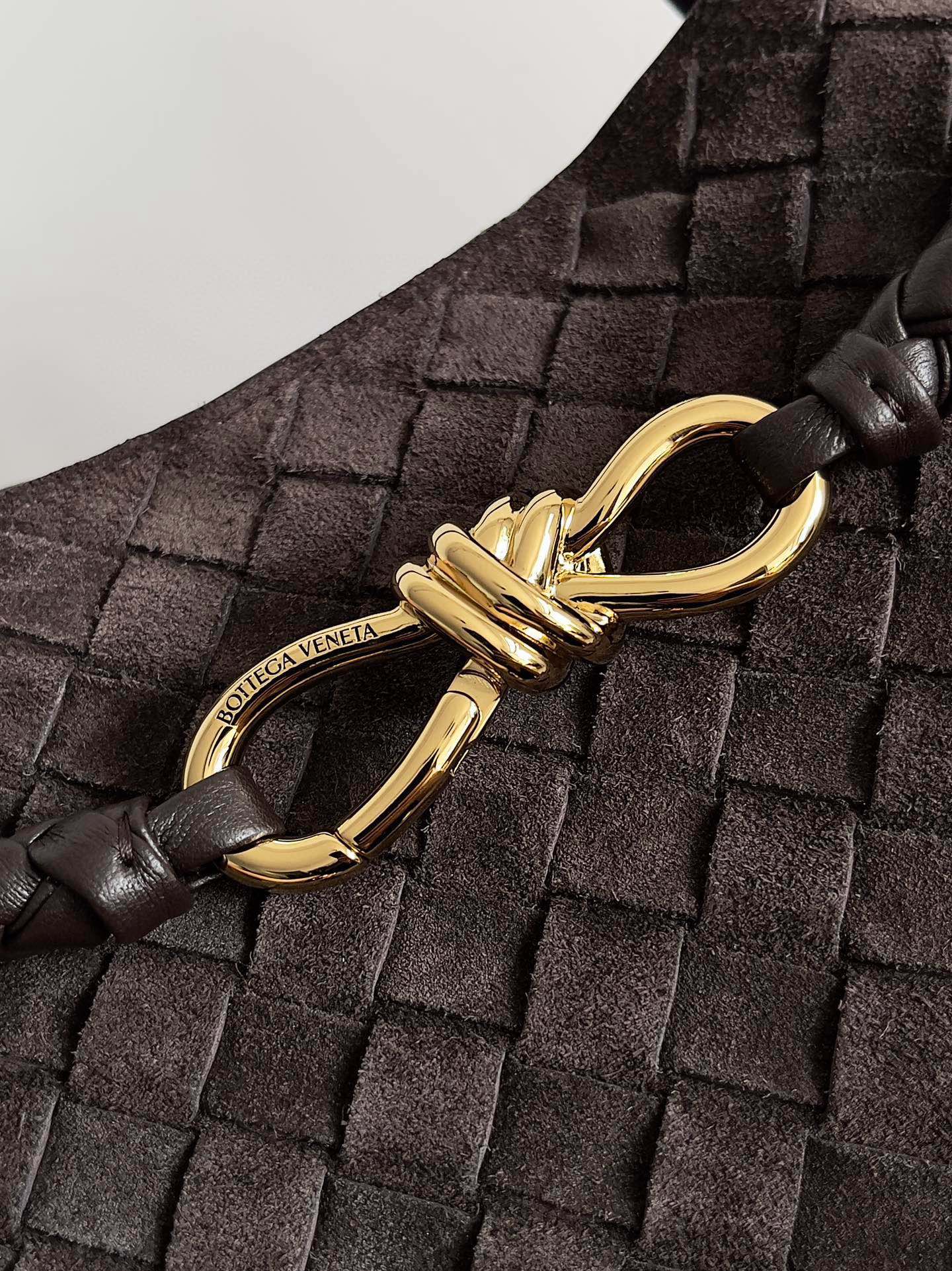 B.v hot new Large Andiamo This piece is a new interpretation of the iconic intrecciato weaving technique, highlighting the excellence of the Italian workshops "Andiamo" means "let's go!" in Italian, which pays tribute to the spirit of adventurous wandering and embodies the concept of dynamic craftsmanship - Image 6