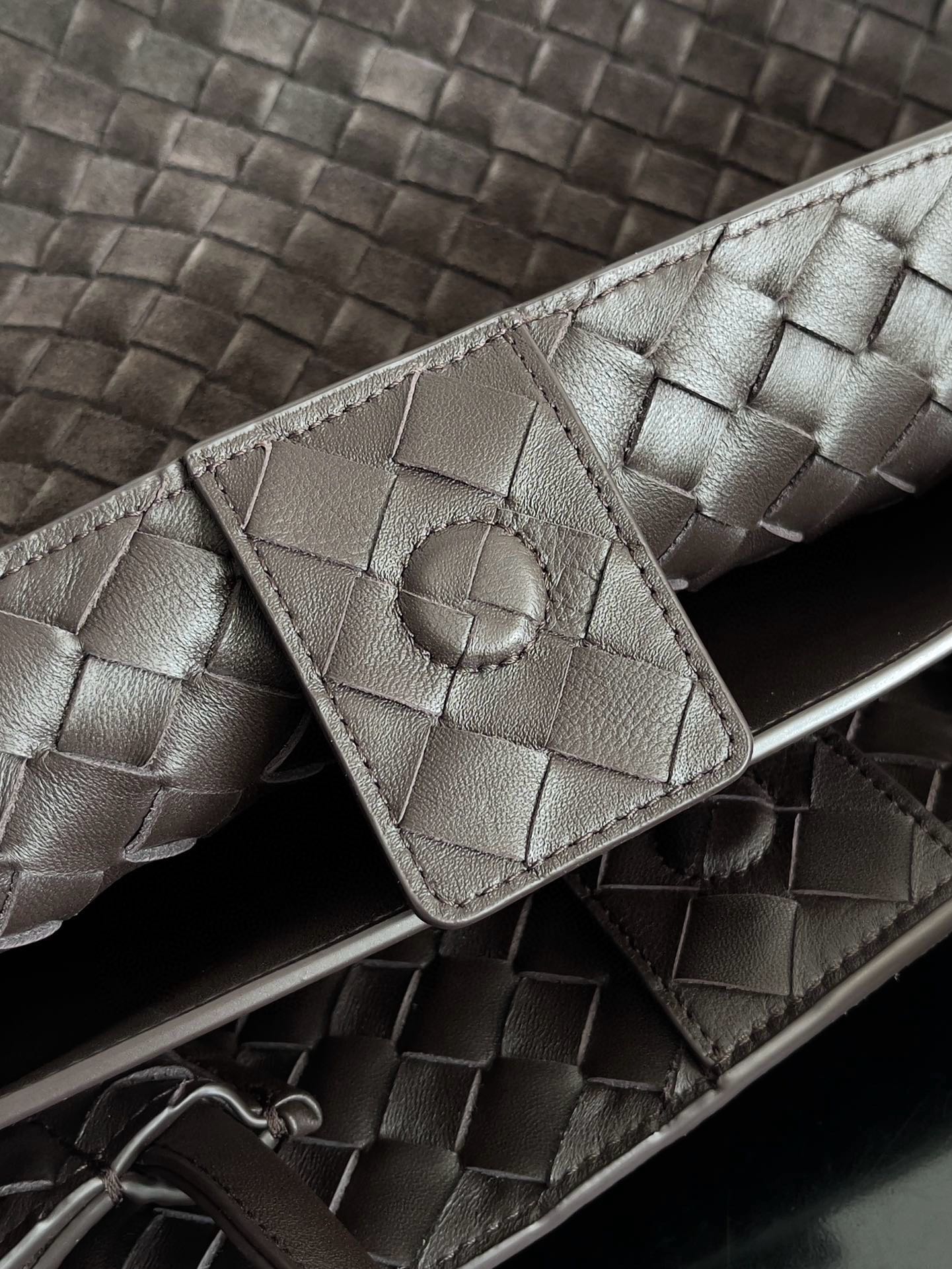 B.v hot new Large Andiamo This piece is a new interpretation of the iconic intrecciato weaving technique, highlighting the excellence of the Italian workshops "Andiamo" means "let's go!" in Italian, which pays tribute to the spirit of adventurous wandering and embodies the concept of dynamic craftsmanship - Image 8
