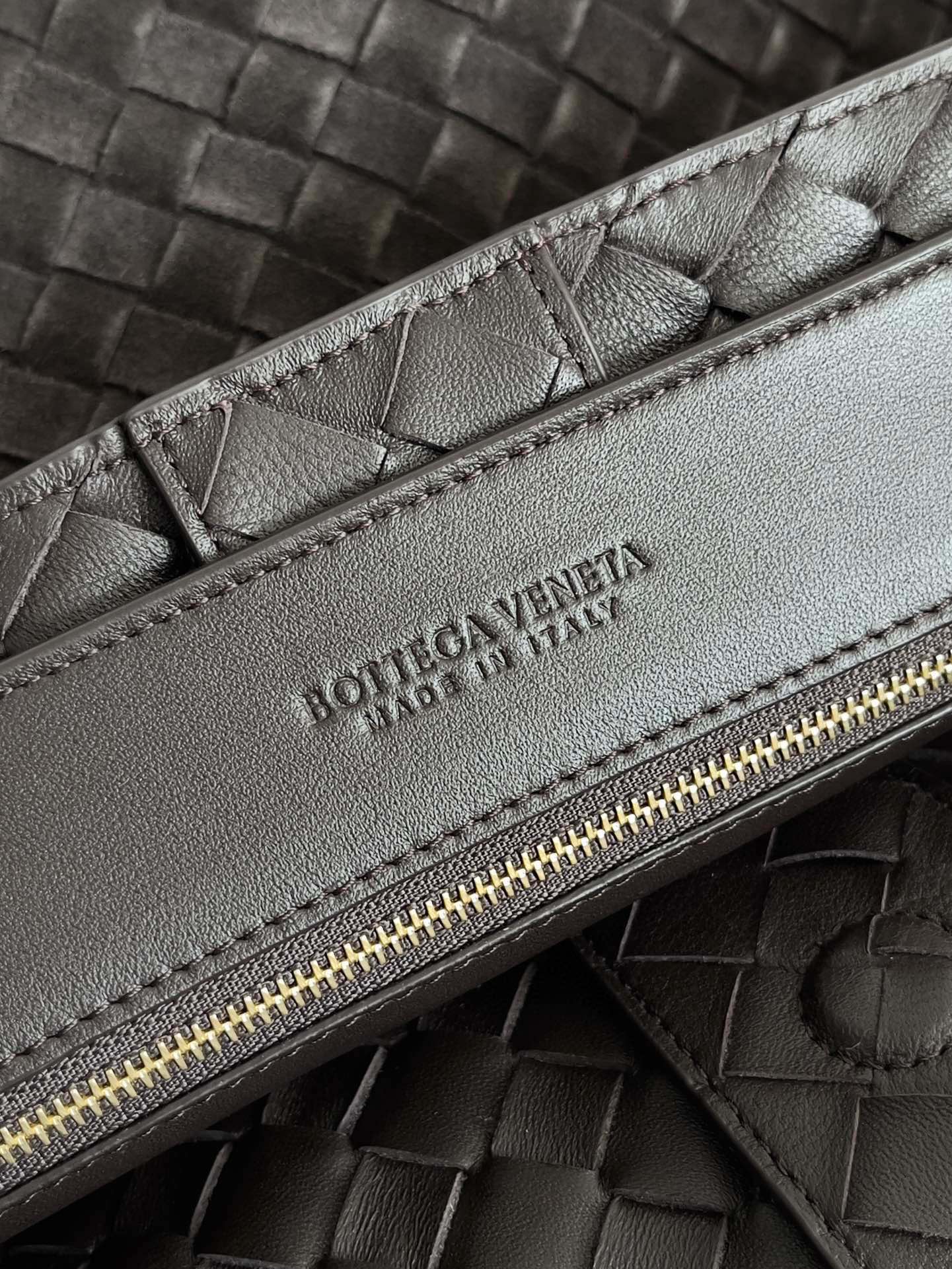 B.v hot new Large Andiamo This piece is a new interpretation of the iconic intrecciato weaving technique, highlighting the excellence of the Italian workshops "Andiamo" means "let's go!" in Italian, which pays tribute to the spirit of adventurous wandering and embodies the concept of dynamic craftsmanship - Image 9