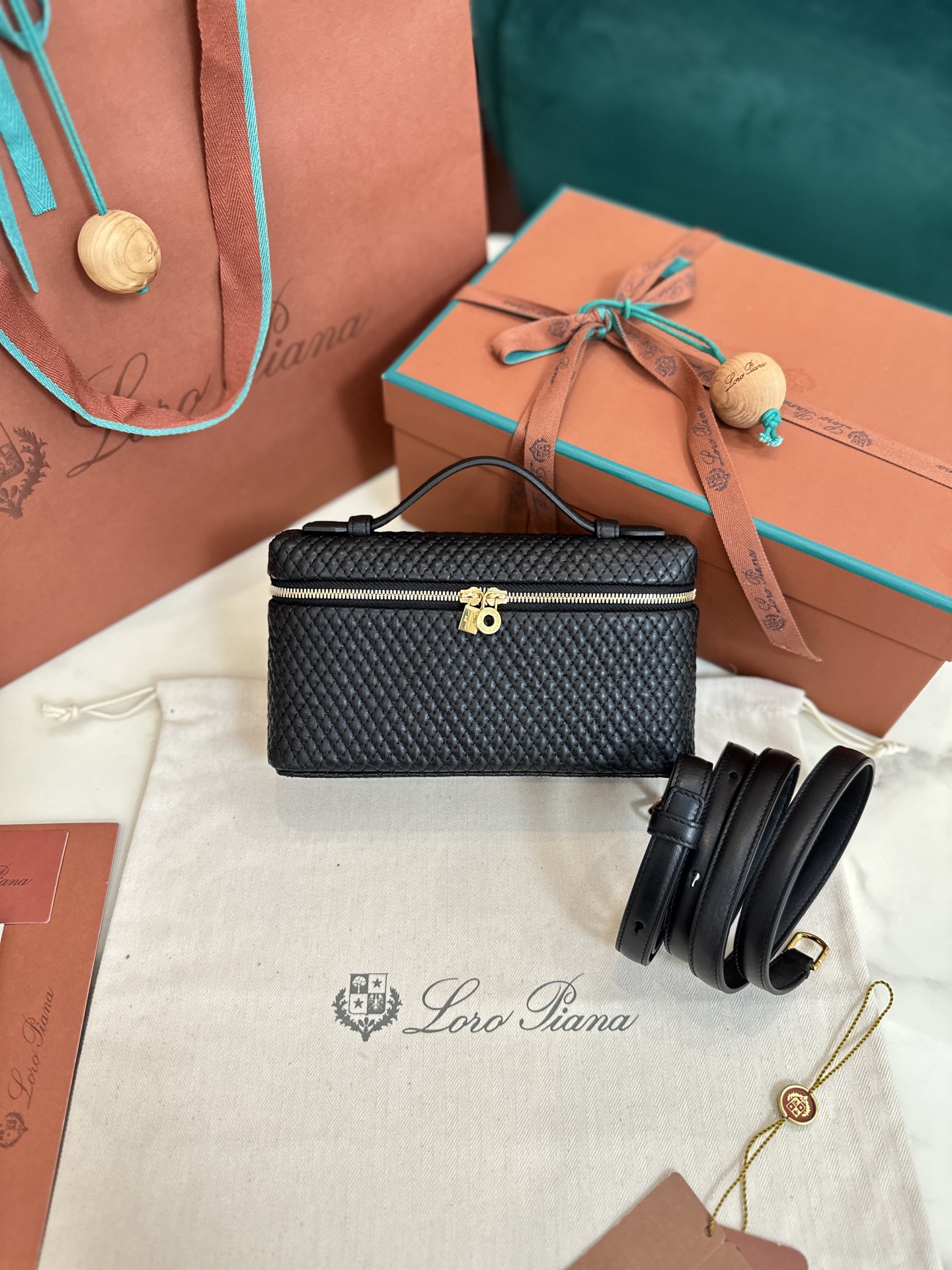 Loro Piana Extra Pocket L19 Noyo Panya L19CM clutch crossbody bag Lambskin imported from Italy black gold buckle Original imported all-steel hardware New hardware|Shoulder straps Size: 19×11×6.5