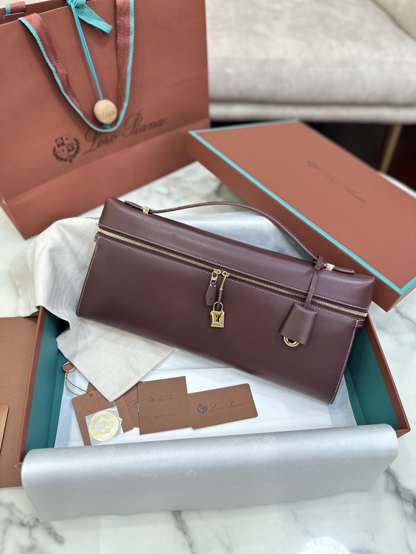 Extra Clutch L36 The clutch bag is a refined and elegant accessory, suitable for both a gorgeous appearance on special occasions and an elegant need for daily travel