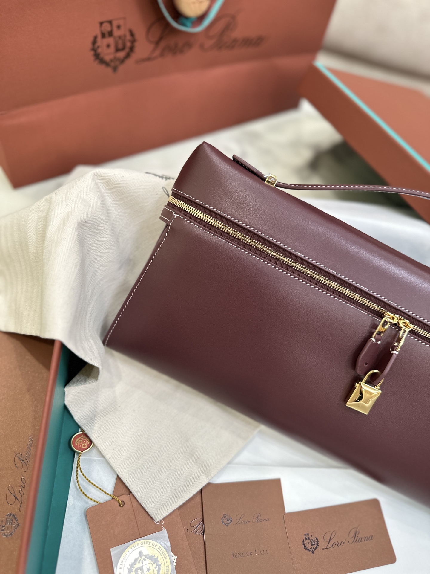 Extra Clutch L36 The clutch bag is a refined and elegant accessory, suitable for both a gorgeous appearance on special occasions and an elegant need for daily travel - Image 4
