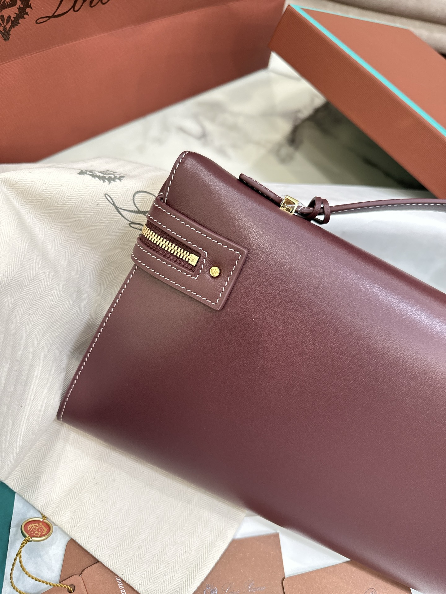 Extra Clutch L36 The clutch bag is a refined and elegant accessory, suitable for both a gorgeous appearance on special occasions and an elegant need for daily travel - Image 8