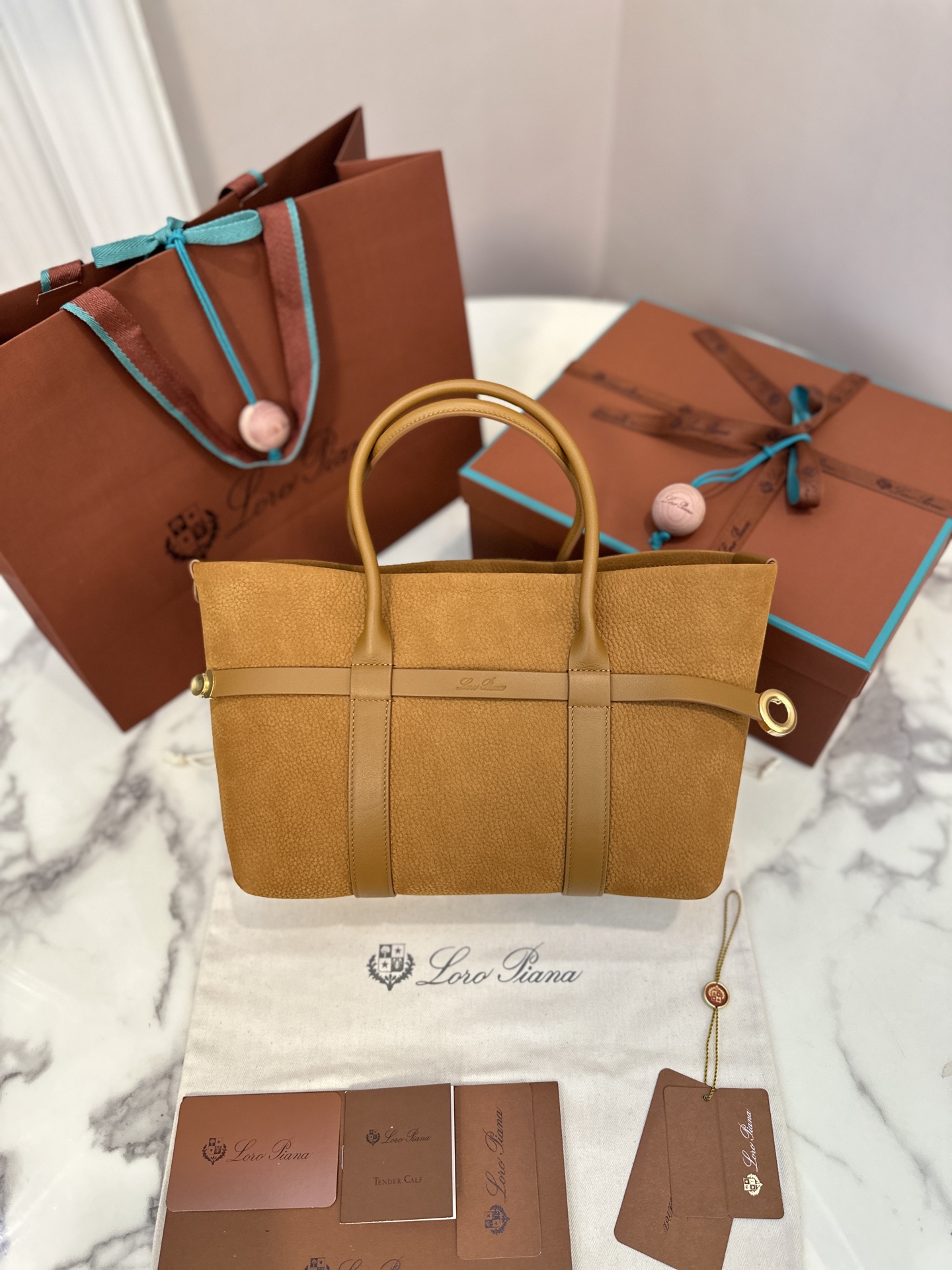 Loro Piana|New Ghiera Shopper Extra-capacity design crafted from grained leather for versatility - Image 2