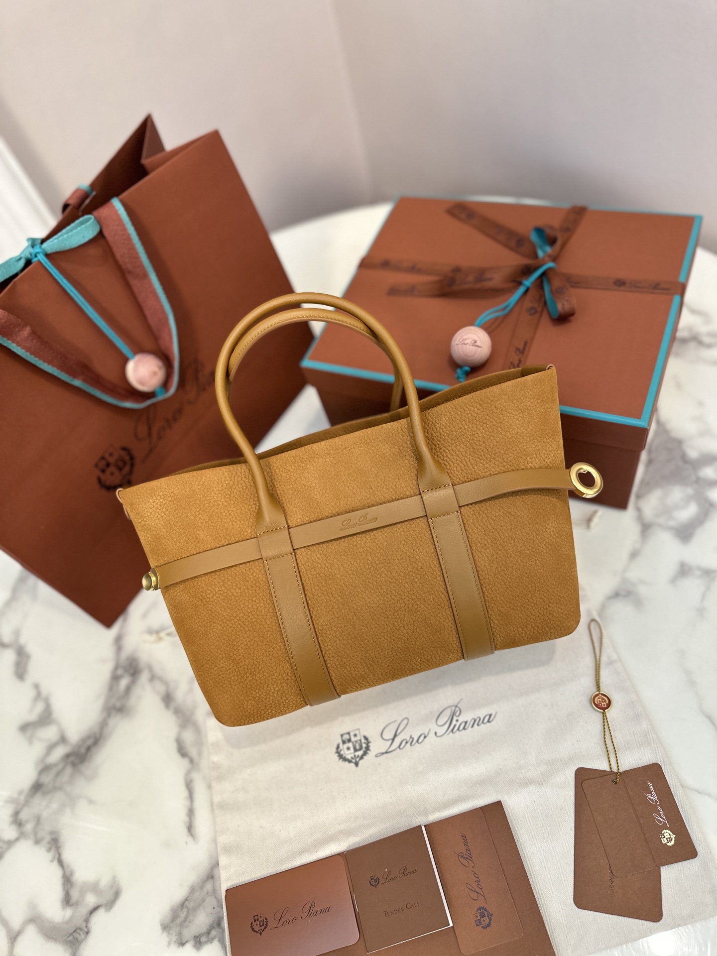 Loro Piana|New Ghiera Shopper Extra-capacity design crafted from grained leather for versatility - Image 3