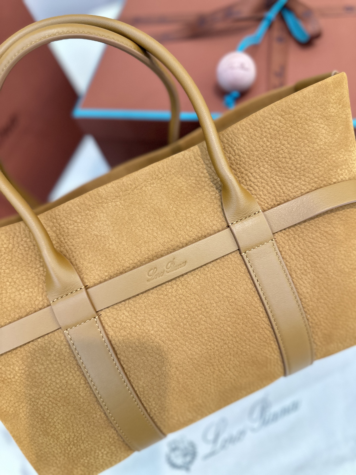 Loro Piana|New Ghiera Shopper Extra-capacity design crafted from grained leather for versatility - Image 4