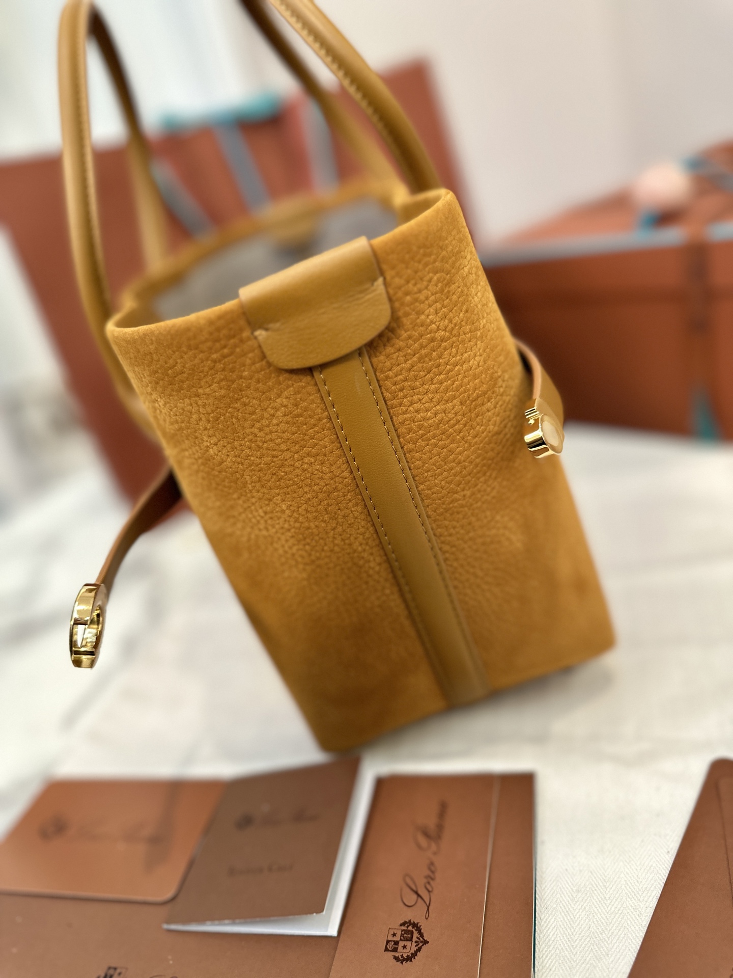 Loro Piana|New Ghiera Shopper Extra-capacity design crafted from grained leather for versatility - Image 8