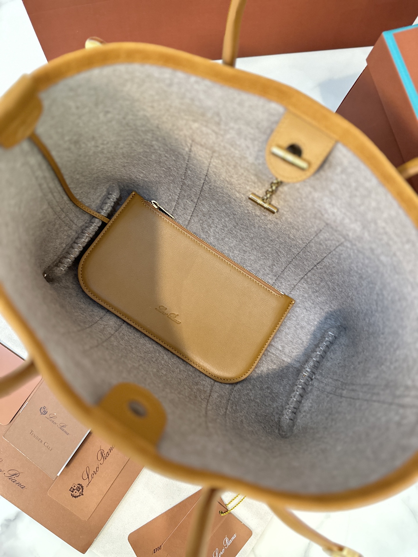 Loro Piana|New Ghiera Shopper Extra-capacity design crafted from grained leather for versatility - Image 9