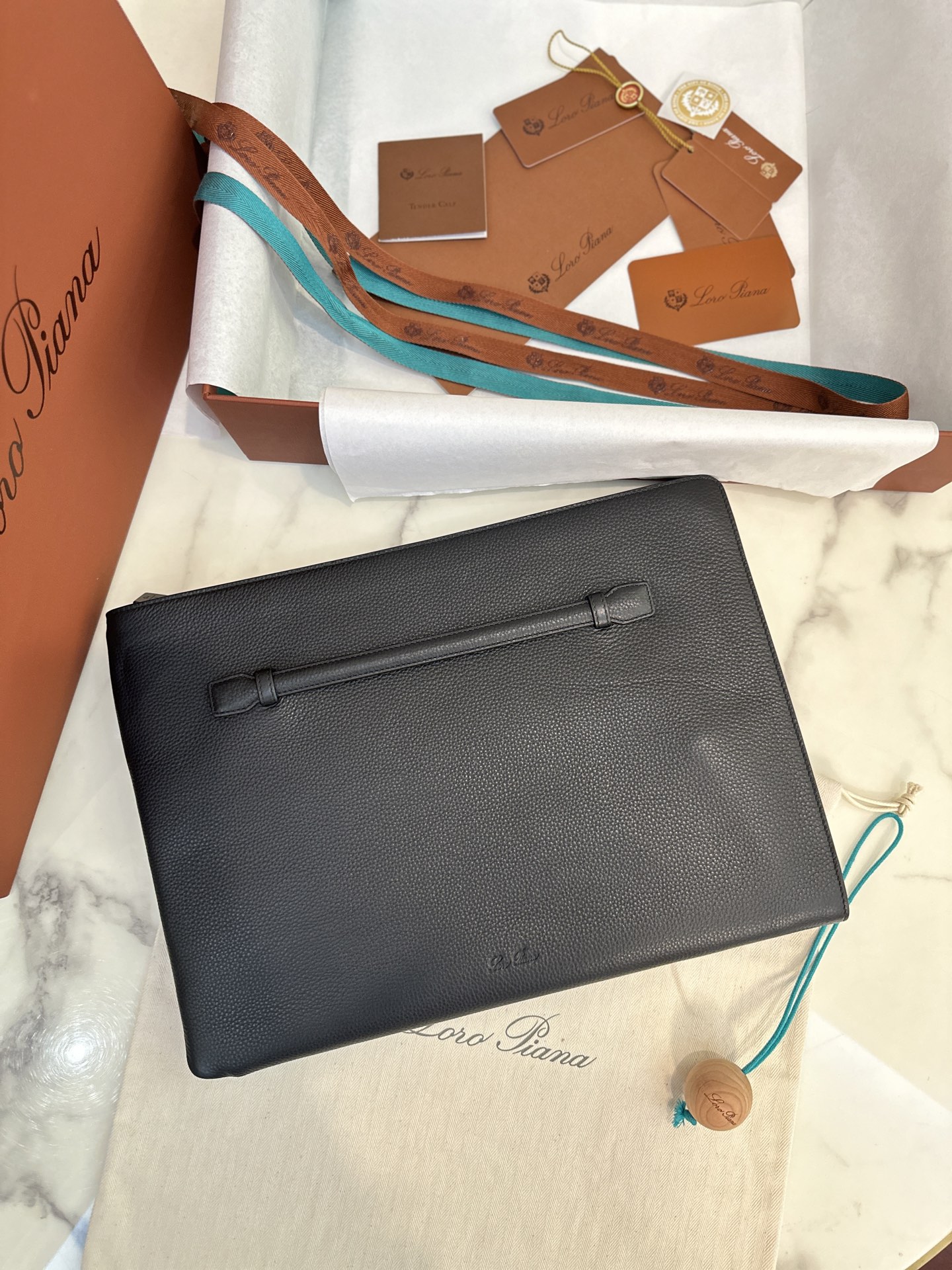 New clutch bag black Dimensions: 35 x 2 x 25 cm *Dimensions are measured manually, please allow for slight errors