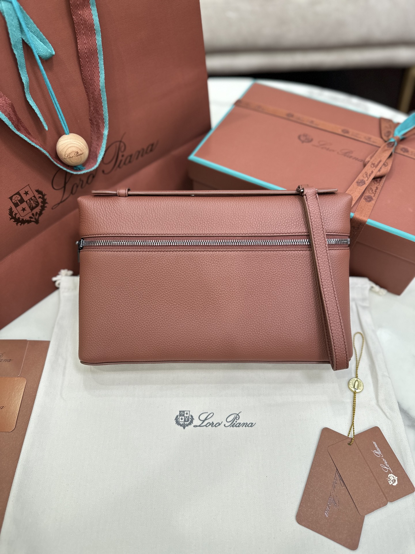 Loro Piana Extra Pouch Clutch Detachable zip with tonal logo 🌟Top version Imported calfskin brick red Size: 29*18*5cm