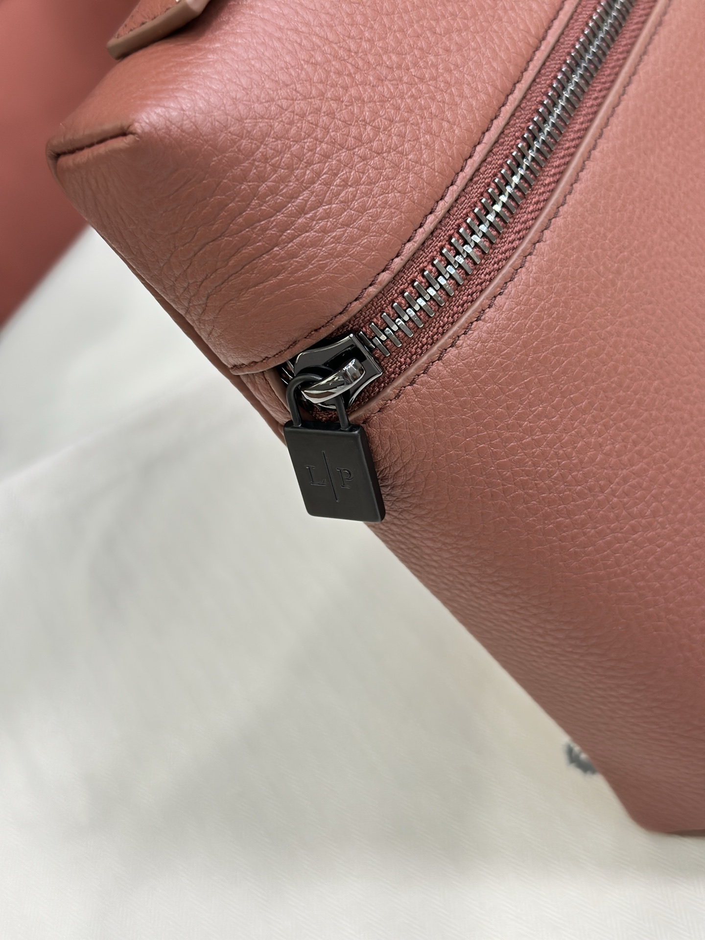 Loro Piana Extra Pouch Clutch Detachable zip with tonal logo 🌟Top version Imported calfskin brick red Size: 29*18*5cm - Image 4