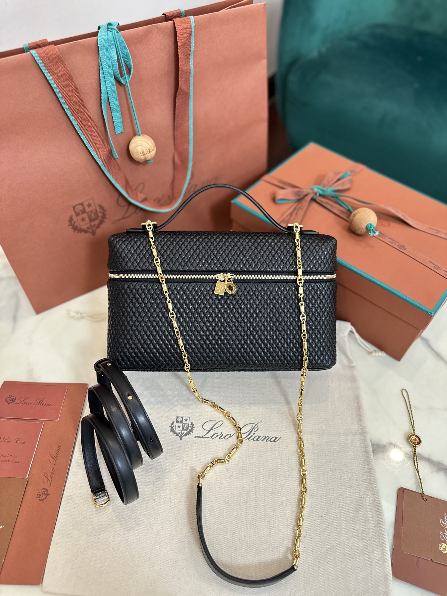 Loro Piana Extra Pocket L27 Noyo Panya L19CM clutch crossbody bag Lambskin imported from Italy black gold buckle Original imported all-steel hardware New hardware|Shoulder straps Size: 16*27*10
